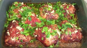 Сочные куриные бедра в специях  на луковой подушке запеченные в духовке. Рецепт вкусного ужина