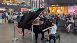 Мальчик  - 8 лет, играет Бетховена в аэропорту Рима, пианино. # дети # музыка # пианино # аэропорт