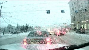 Поворачивают со второй полосы на Лермонтова в Омске