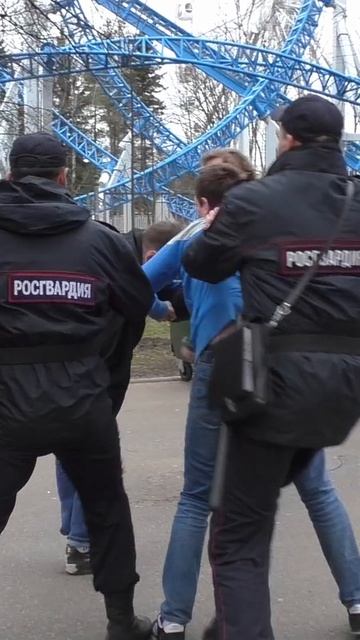 драка в кадре во время интервью