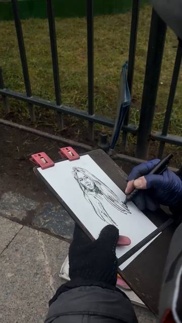 Уличный художник нарисовал мой портрет