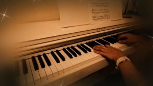 Очарована, околдована на пианино