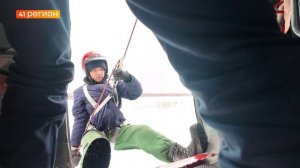 ДЕСАНТНИКИ-ПОЖАРНЫЕ КАМЧАТКИ ОТРАБАТЫВАЮТ СПУСКИ С ВЕРТОЛЁТА ПЕРЕД ПОЖАРООПАСНЫМ СЕЗОНОМ • НОВОСТИ