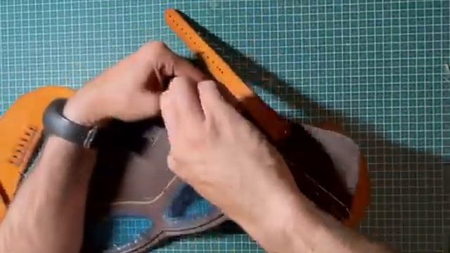 Бесплатная выкройка Шлем штурмовика из Звёздных войн от Gaius Leather Craft смотреть онлайн