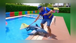 Диана и Рома приключения в бассейне