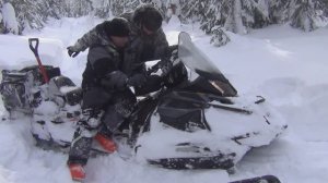 ТАЙГА СНЕГОХОД Преодоление ГОРЫ в ТРОЕМ на Одном СНЕГОХОДЕ на реку Сухой пит Рыбалка Охота Сибирь