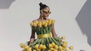 Девушка в тюльпанах