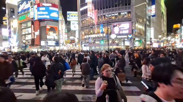 Знаменитый перекресток в районе Сибуйя в Токио