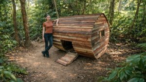 Девушка строит уютное деревянное убежище для выживания в лесу. Бушкрафт