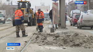 Дорожные службы работают круглосуточно на уборке снега в Новосибирске