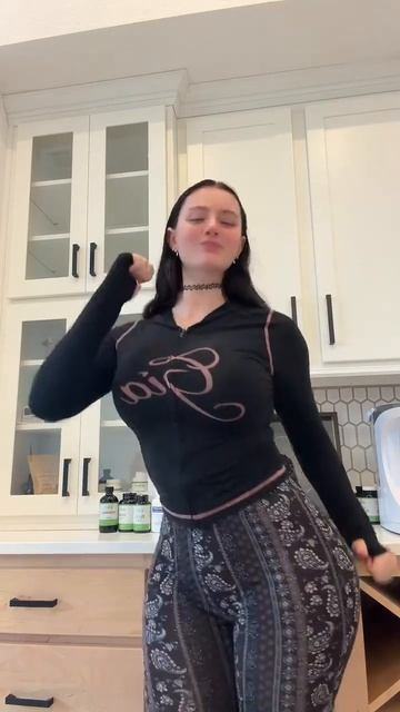 Танцует широкими бедрами