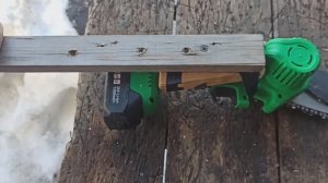 Чем опилить ветки на высоте без лестницы. Простой способ.