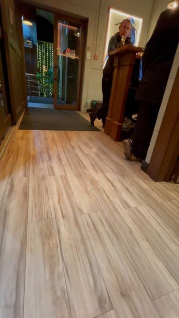 Алкаш- наркоман в ресторане The Бык.