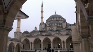 В мечетях по всей России верующие собрались на праздничные молитвы.