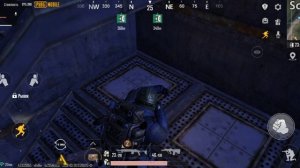 играю в метро рояль с другом