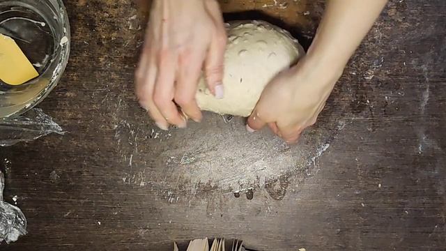 📝  чëрное и белое,  только не горелое. 
Хлеб 🍞 с семечками на закваске