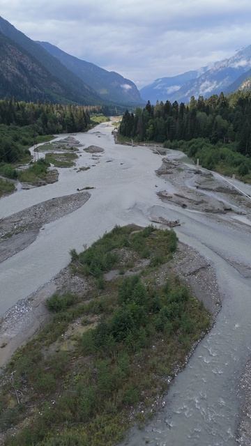 Река Теберда. Летим к мосту на Бадукские озёра