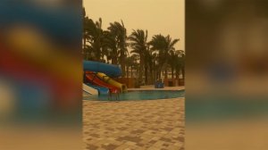 Российские туристы оказались в вынужденной изоляции из-за песчаной бури, накрывшей Египет.