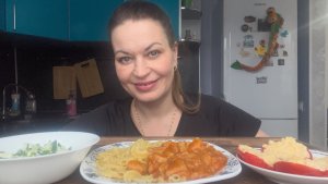 МУКБАНГ ГУЛЯШ МАКАРОНЫ/САЛАТ С ЛУКОМ И ЯЙЦАМИ/ПОМИДОРЫ С СЫРОМ/MUKBANG ЕДА ОБЖОР