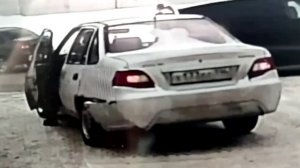 Пытается тормозить ногой