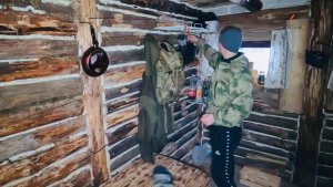 ЛЕСНАЯ ИЗБА У РЕКИ ! ПРИШЕЛ ПРОВЕДАТЬ ИЗБУШКУ . ПРИШЛИ ГОСТИ , ГОТОВИМ СОЛЯНКУ ! НОЧЕВКА В ЛЕСУ !