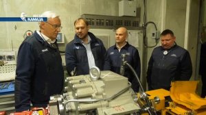 Гендиректор «КАМАЗа» Сергей Когогин на обходе завода двигателей