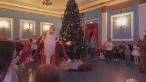 Новогодние представления у ёлки в исполнении артистов театра-студии Дома офицеров КрутоЁлка»