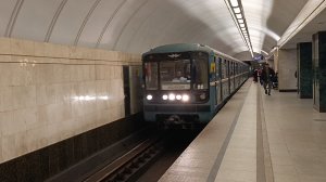 Метро Москвы красивая станция Трубная украшенная цветами к 8 Марта