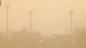 Оранжевое небо: песчаная буря заставила российских туристов покинуть пляжи в Хургаде