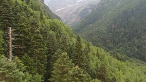 Летим над склоном Театрального пика