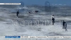 Алжирские студенты решили погулять по весеннему льду Волги и провалились