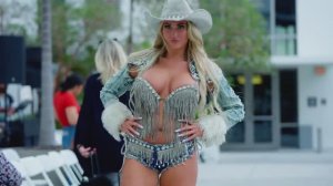 Модели на подиуме 154