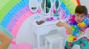 Настя и душ из конфет – весёлое видео для детей