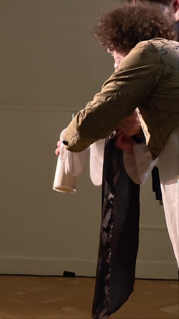 Бутылка с молоком для фокусов с детьми