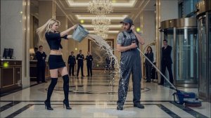 Мажорка унизила уборщика за царапину. Через час он купил здание и выгнал её на улицу