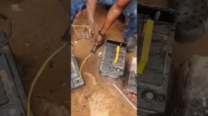 Как восстанавливают аккумуляторы в Африке.