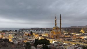 С видом на мечеть Аль Сааба в Шарм Аль Шейхе, и на старый город.