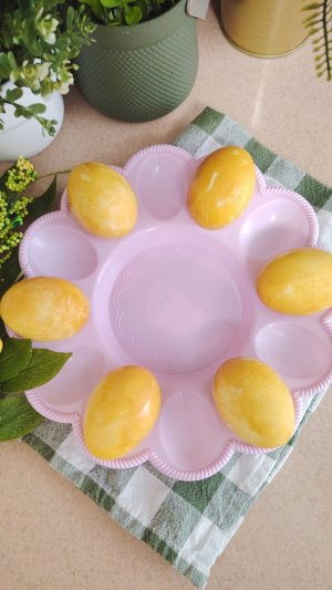 Как покрасить яйца на Пасху куркумой. Безопасно и экономно