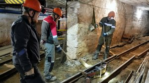 В дренажной шахте ЛГОКа меняют рельсы