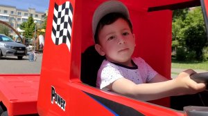 Эрик водит красный грузовик