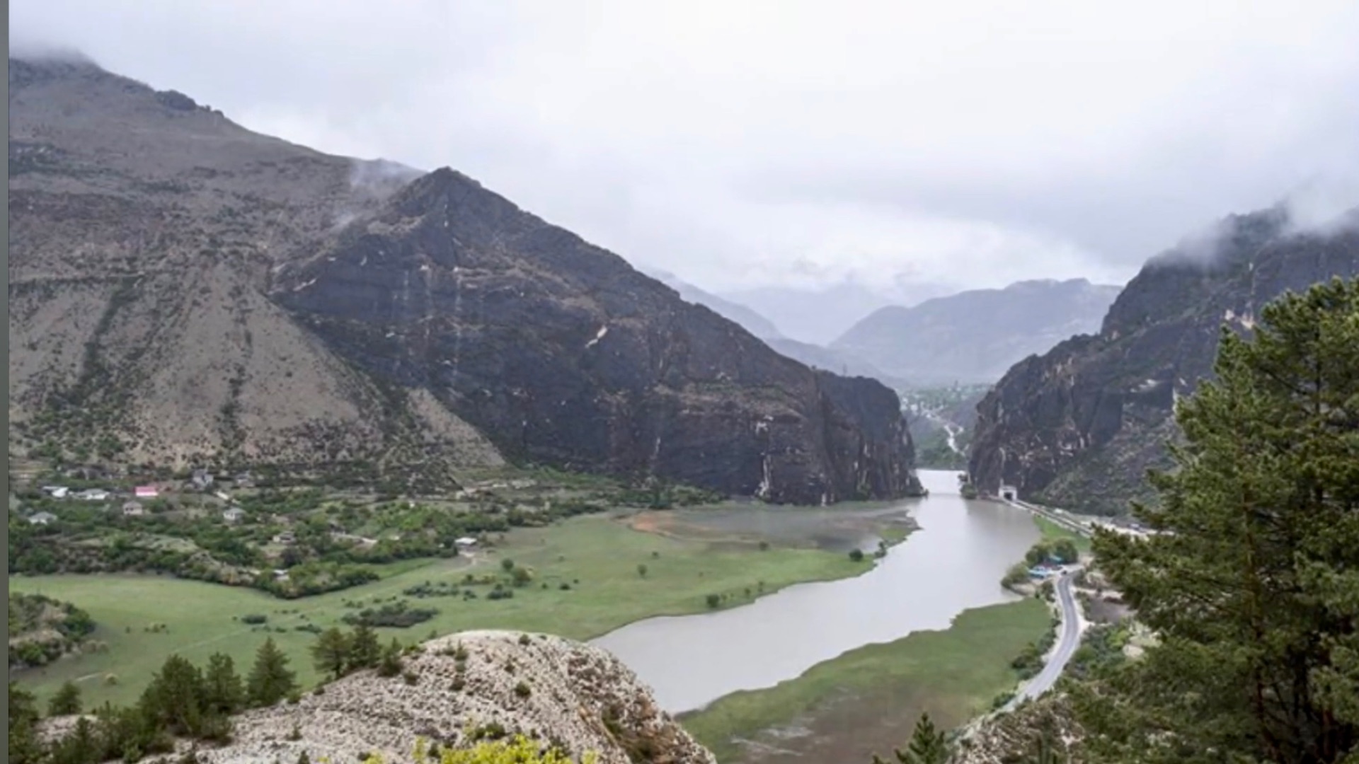 Из Гуниба на авто к Гергебильскому вдхр и плотине ГЭС Дагестан май 2024