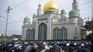 Тысячи мусульман собрались в соборной мечети в Москве