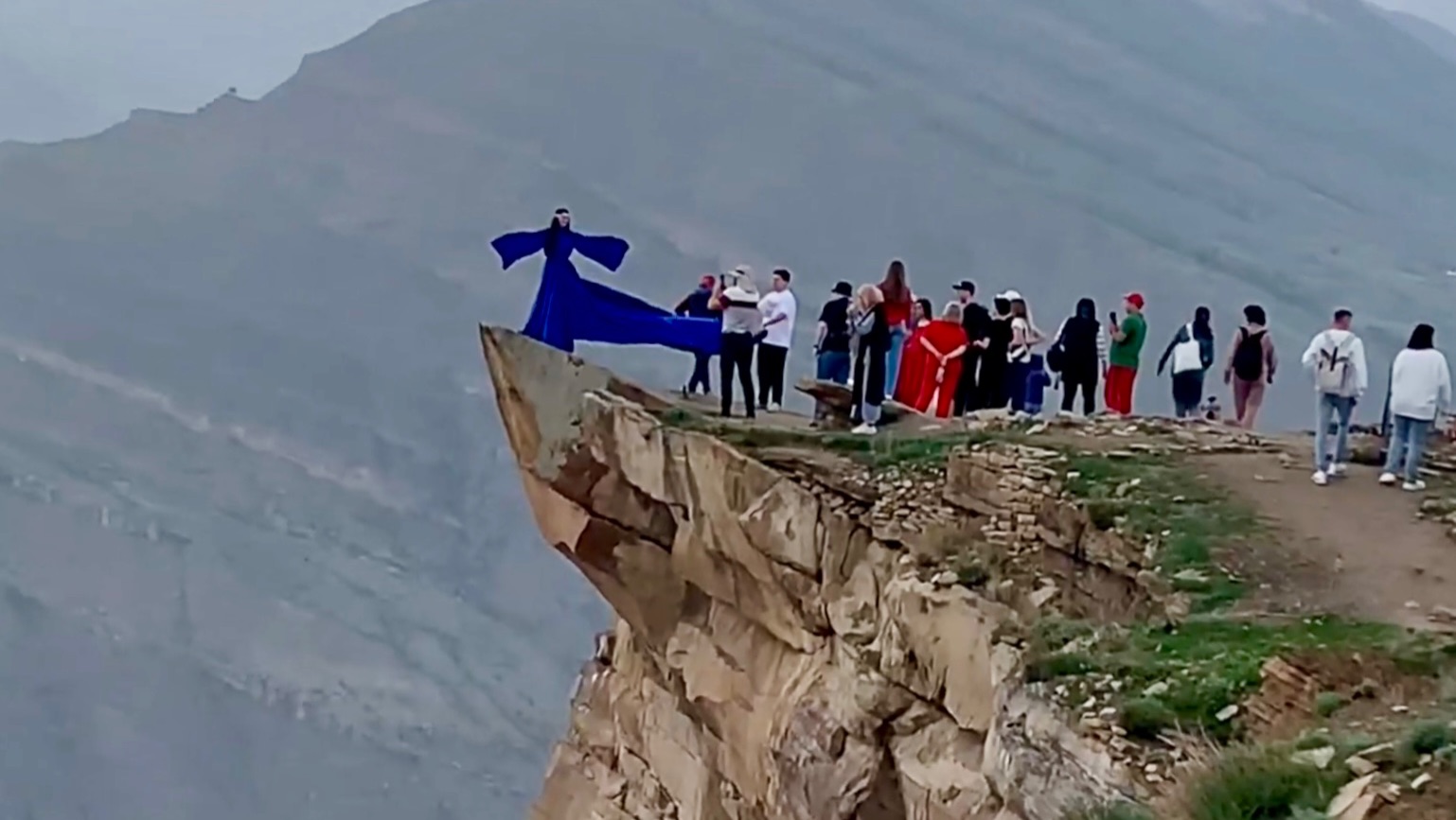 Высокогорный аул Гоор , башни на обрыве гор Дагестан май 2024