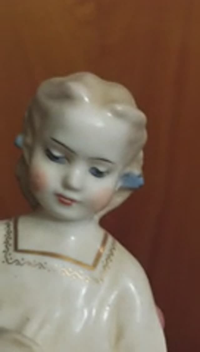 Статуэтка Девочка с венком