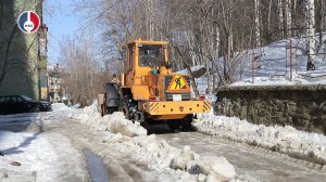 Дорожно-коммунальная служба расчищает дворовые проезды вместо управляющих компаний