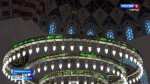 В честь праздника в главной Соборной мечети Крыма на намаз собрались более трёх тысяч верующих