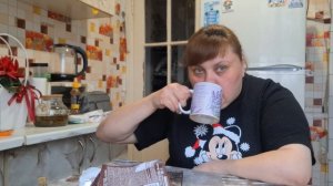 ем жареную картошку закусываю солёными огурчиками