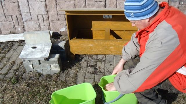 Пчелы понесли пыльцу. Ставлю поилку для пчел.