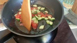 Готовка жареные яйца с огурцом, с сыром