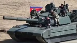 Ким Чен Ын вместе с дочерью прокатился на новейшем танке КНДР